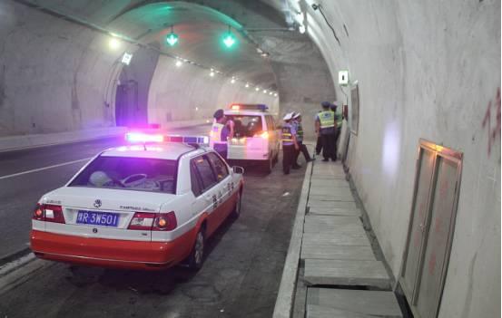 南阳高速交警联合路政开展高速公路隧道安全隐患排查治理