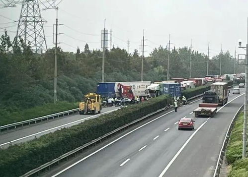 痛心 上海绕城高速3车相撞致2死2伤,拥堵一度超过8公里,现场画面曝光
